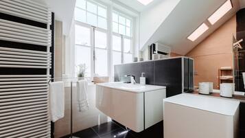 Haartrockner, Handtücher, Seife, Toilettenpapier