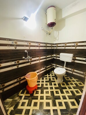 Standard Double Room | Bilik Mandi | Pancuran mandi, hulu semburan hidrourut, tuala disediakan, sabun 