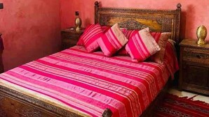 A room with a bed, two nightstands, and a wall-mounted light fixture. - Superbe Appartment en Résidence Avec Piscine (Marrakech)