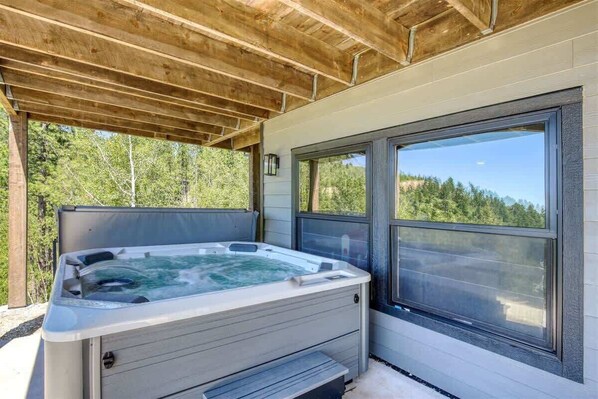 Outdoor spa tub