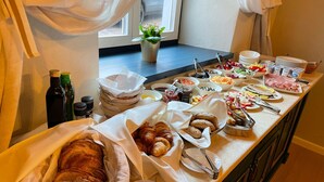 Een buffet met diverse gerechten en toevoegingen.