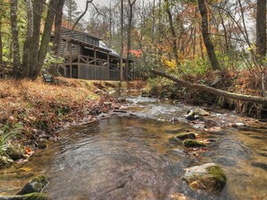 Property grounds - Indulge in "Just One More Night", a pet-friendly creekfront retreat boasting a spacious outdoor deck, hot tub, firepit, and WiFi (Blue Ridge)