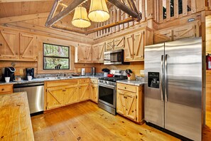 Fridge, microwave, oven, stovetop - Bear River offers secluded paradise, pet-friendly, minutes from Toccoa River, boasting a hot tub, firepit, and tranquil ambiance (Mineral Bluff)