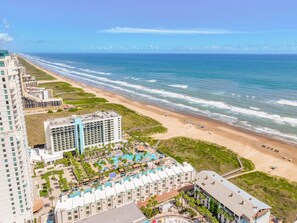 Imagine vacationing in a place where the only things standing between you and the beach are an elevator and a refreshing pool!