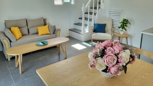 Deluxe Villa | Living area - Crawlbay Suites (Mamora Bay)