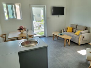 Villa – deluxe | Oppholdsområde | Smart-TV, bøker og strømmetjenester