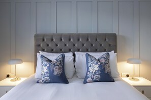 2 bedrooms, individually decorated, individually furnished - Elliot Oliver - Luxurious Two Bedroom Apartment in The Docks (Gloucester)