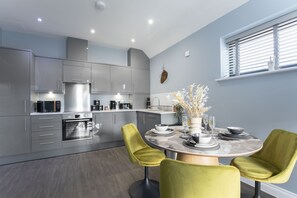 Private kitchen - Elliot Oliver - Luxurious Two Bedroom Apartment in The Docks (Gloucester)