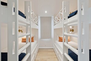 7 bedrooms, desk, iron/ironing board, travel cot