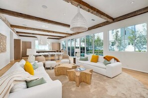 TV connectée, jeux vidéo, table de tennis de table, livres