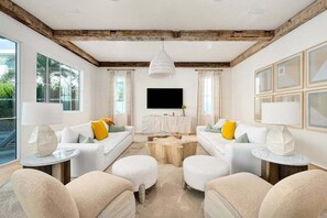 Smart-tv, videospil, bordtennisbord, bøger