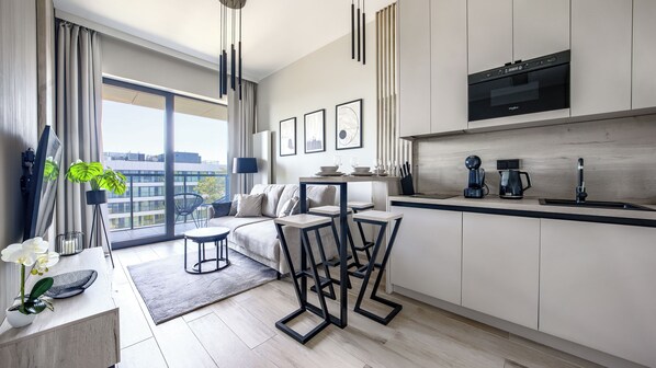 Apartment (117L/ A73) | Eigene Küche | Kühlschrank, Mikrowelle, Herdplatte, Geschirrspüler