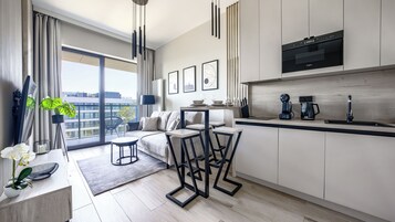 Apartamento (117L/ A73) | Cocina privada | Frigorífico, microondas, placa de cocina y lavavajillas