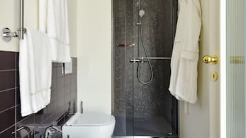 Deluxe-Zimmer, 1 King-Bett | Badezimmer | Regendusche, Haartrockner, Bademäntel, Hausschuhe