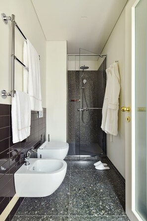 Deluxe Room, 1 King Bed | Bathroom | Rainfall showerhead, hair dryer, bathrobes, slippers