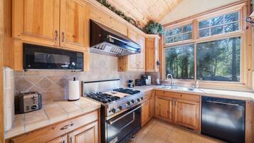 KylskÄp, mikrovÄgsugn, spishÀll och diskmaskin