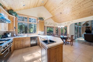 Réfrigérateur, four à micro-ondes, surface de cuisson, lave-vaisselle