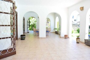 Outdoor dining - Serene Villa with beautiful garden and swimming pool - 5 minutes from the beach! (Mombasa)