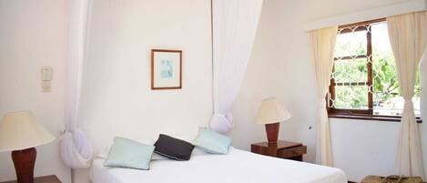 5 bedrooms, iron/ironing board, WiFi, bed sheets