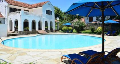 Serene Villa with beautiful garden and swimming pool - 5 minutes from the beach!
