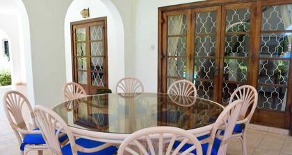 Serene Villa with beautiful garden and swimming pool - 5 minutes from the beach!