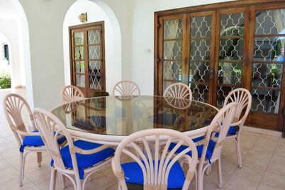 Serene Villa with beautiful garden and swimming pool - 5 minutes from the beach!