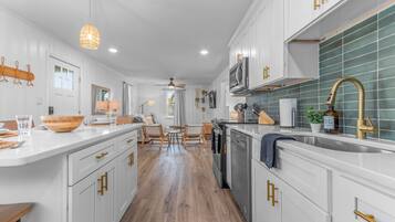 Réfrigérateur, micro-ondes, four, lave-vaisselle