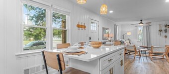 The Comber Renovated 2023 2bd Luxury House 2 blocks from beach