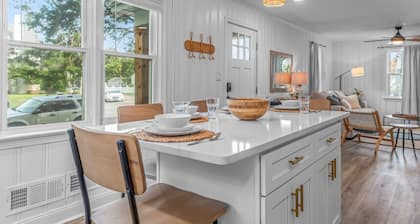 The Comber Renovated 2023 2bd Luxury House 2 blocks from beach