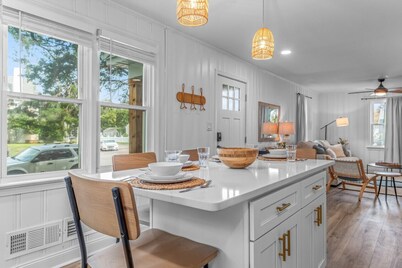 The Comber Renovated 2023 2bd Luxury House 2 blocks from beach