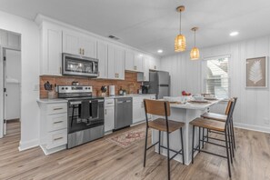 Fridge, microwave, oven, stovetop - The Ripple Renovated 2023 2bd Luxury House 2 blocks from beach (Virginia Beach)