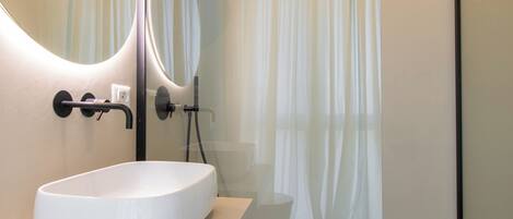 Habitación Confort | Baño | Regadera, secadora de cabello, bidet, toallas