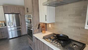 KĂŒhlschrank, Mikrowelle, Ofen, Herdplatte