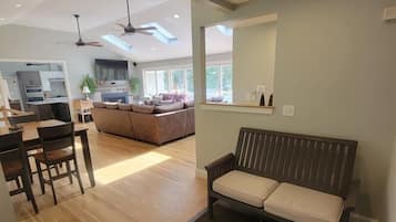 Smart-TV, BĂŒcher, Arbeitsbereiche