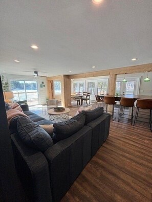 スマートテレビ、書庫、書斎 / ワークスペース