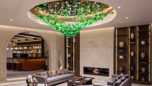Una sala de estar moderna con chimenea, sofás y una zona de bar.