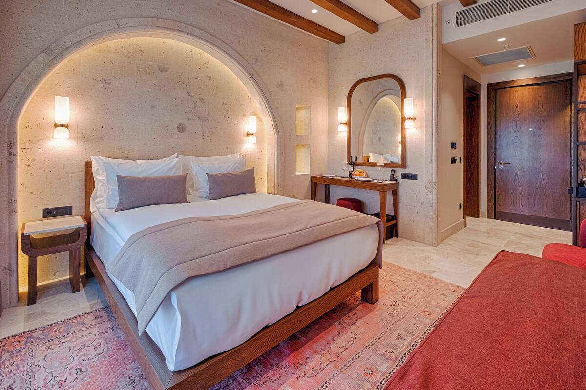 Caja fuerte, escritorio, espacio para trabajar con un portátil