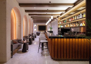 2 Bars/Lounges