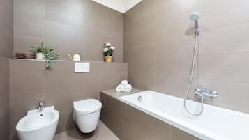 Business-Apartment | Badezimmer | Badewanne, Handtücher, Seife, Toilettenpapier