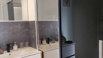 Douche, articles de toilette gratuits, serviettes fournies, savon