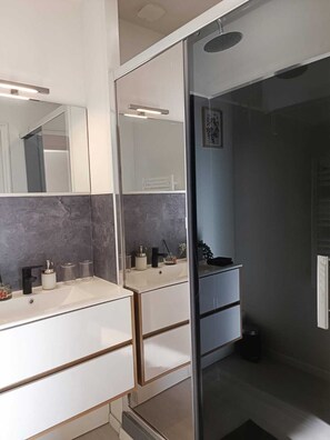 Doccia, set di cortesia gratuito, asciugamani, sapone