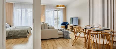 Apartamento Deluxe | Zona de estar | Una televisión de pantalla plana