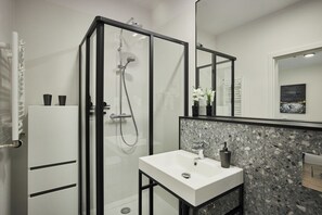 Apartemen Comfort | Kamar mandi | Shower, pancuran hujan, pengering rambut, dan tisu toilet