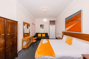 4 bedrooms, in-room safe, desk, iron/ironing board
