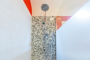 Haartrockner, Handtücher, Seife, Toilettenpapier