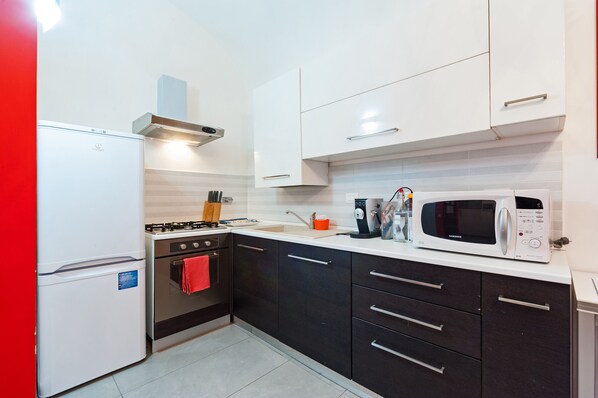 Kühlschrank, Mikrowelle, Ofen, Herdplatte