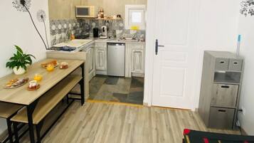 Kühlschrank, Mikrowelle, Herdplatte, Wasserkocher mit Kaffee-/Teezubehör