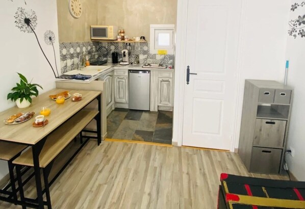 Fridge, microwave, stovetop, coffee/tea maker