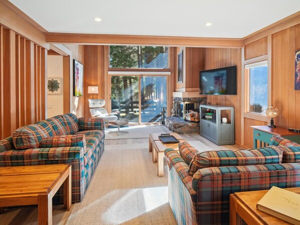 Smart-tv, eldstad och kontor