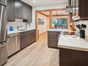 Kylskåp, mikrovågsugn, ugn och spishäll